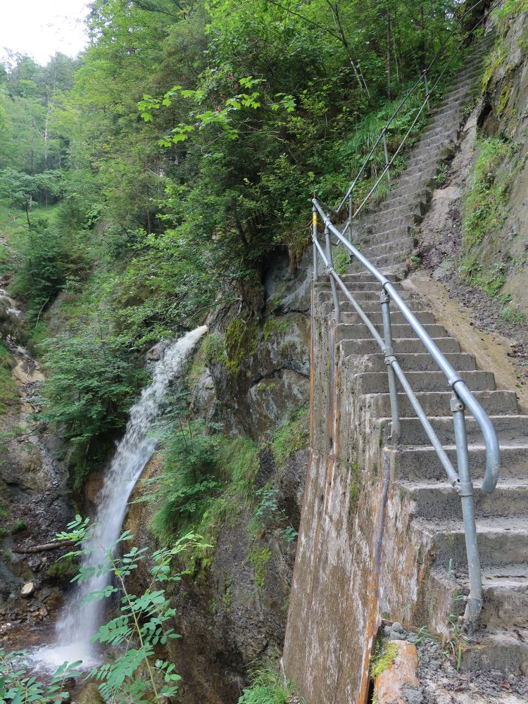 Wasserfall und steile Treppe