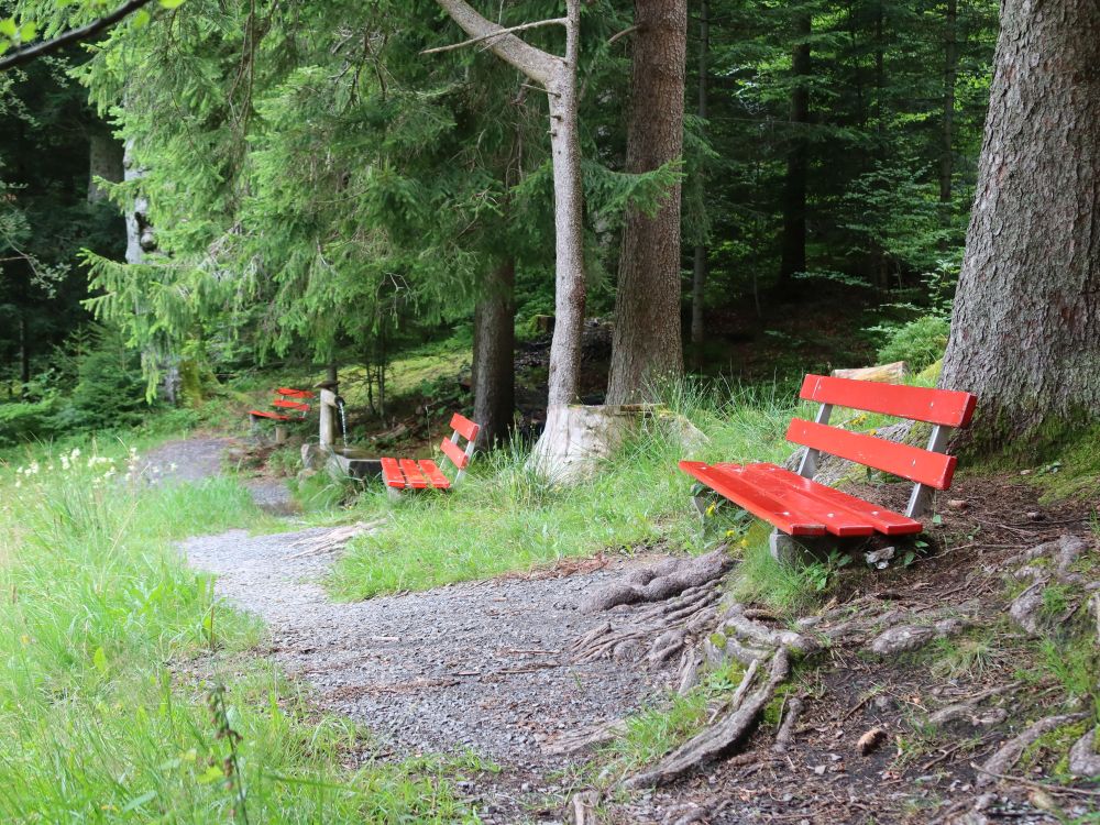 Sitzbänke mit Brunnen