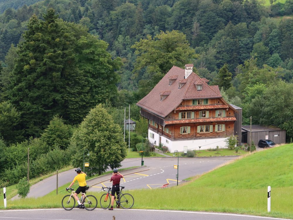 Radfahrer und Haus bei Hergiswald