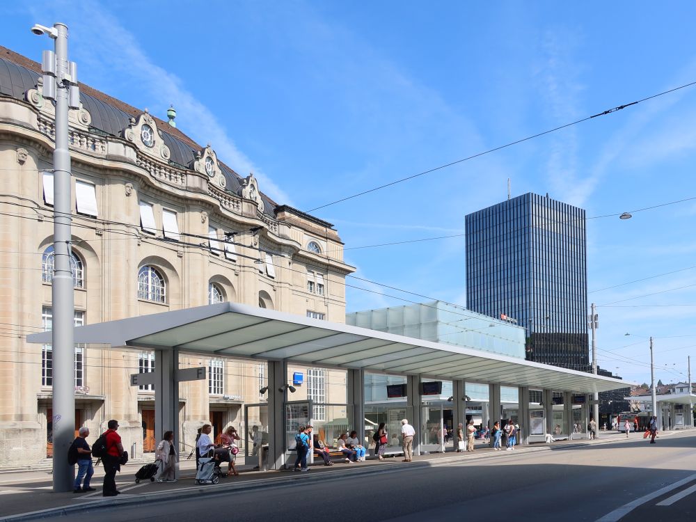 Bahnhofplatz mit Rathaus (re.)