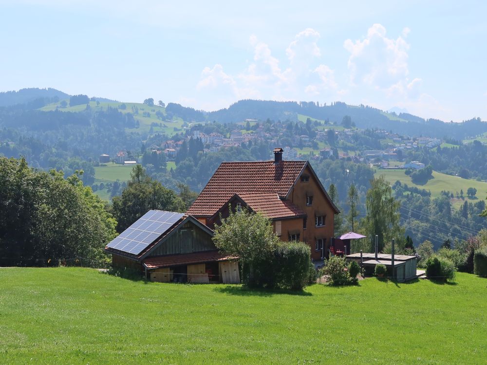 Haus in Lobenschwendi und Trogen im Hintergrund