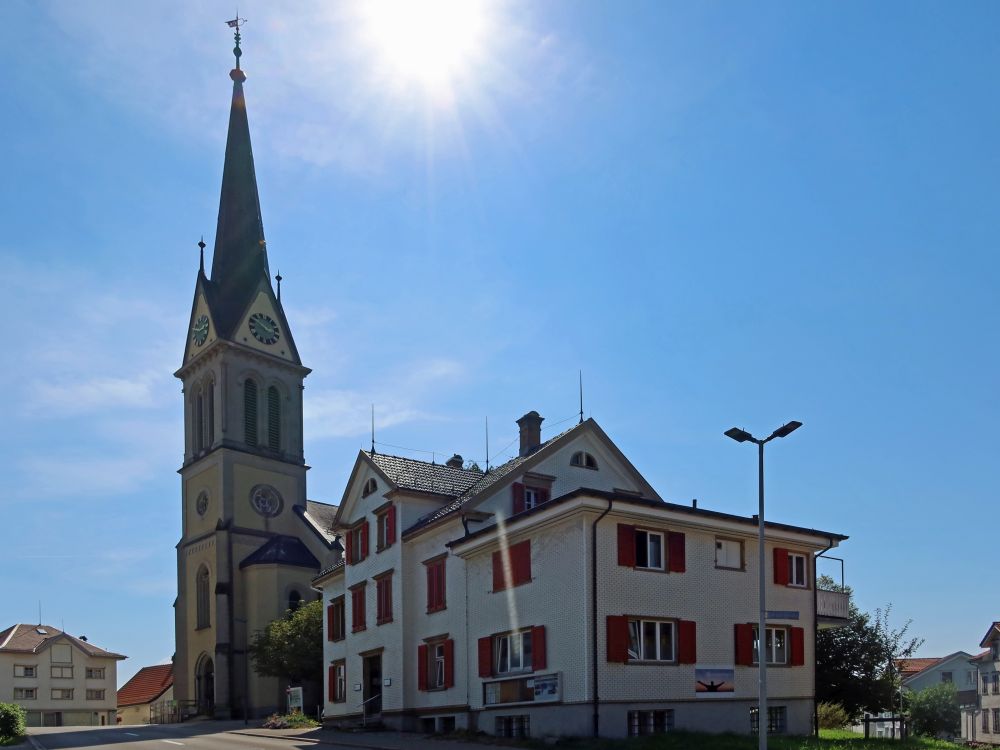 Kirche im Gegenlicht