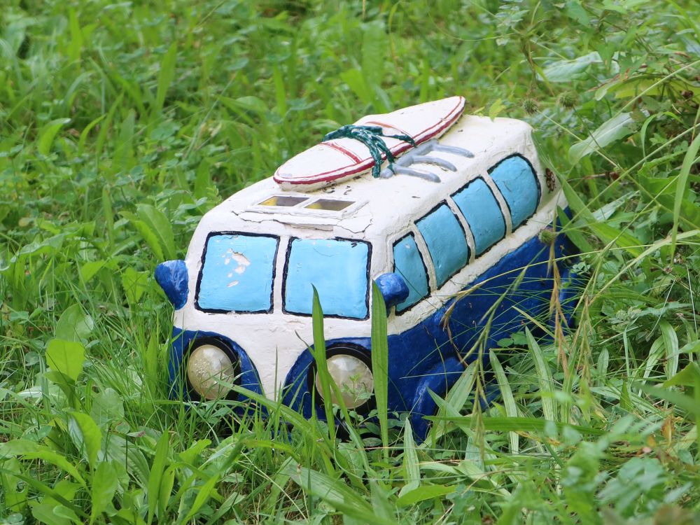 VW-Bus Modell im Rasen