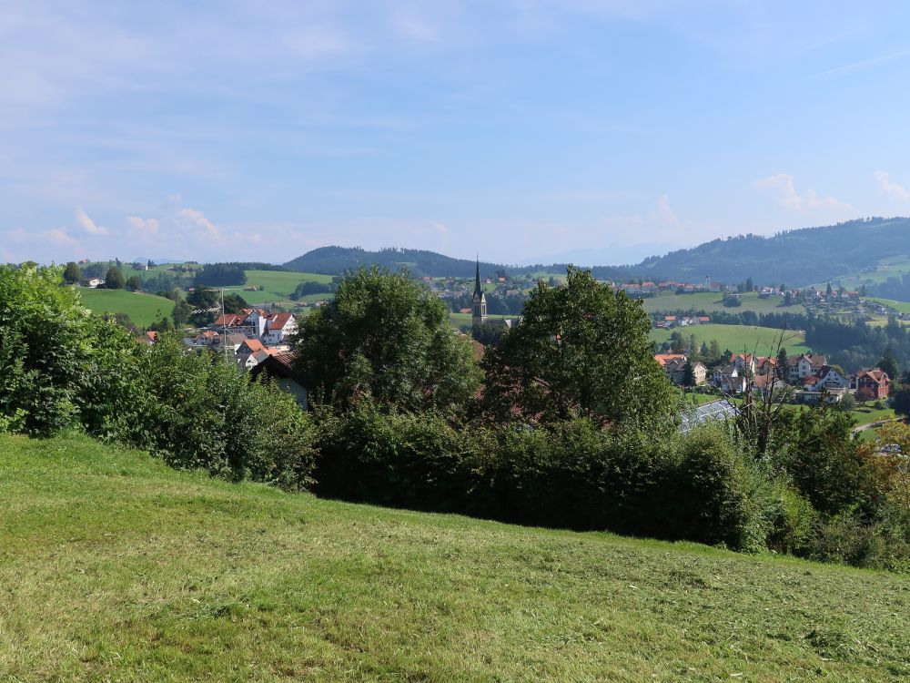 Kirche zwischen Bäumen