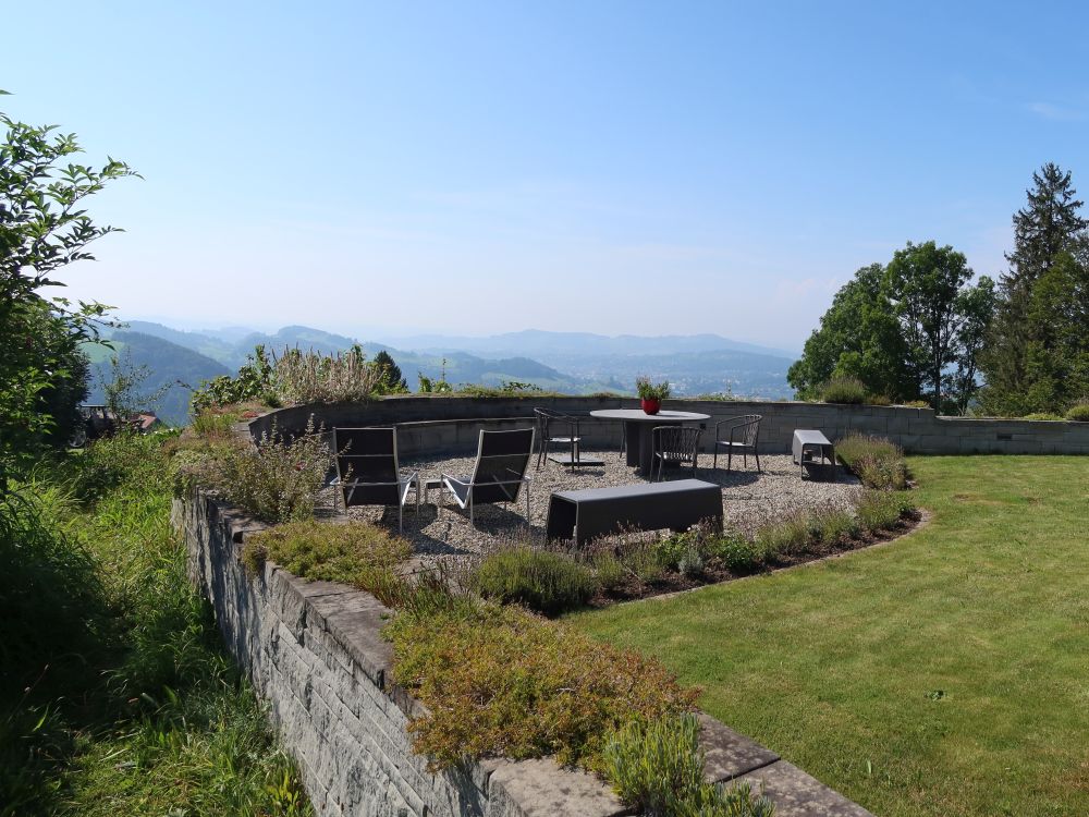 Gartenterrasse mit Aussicht