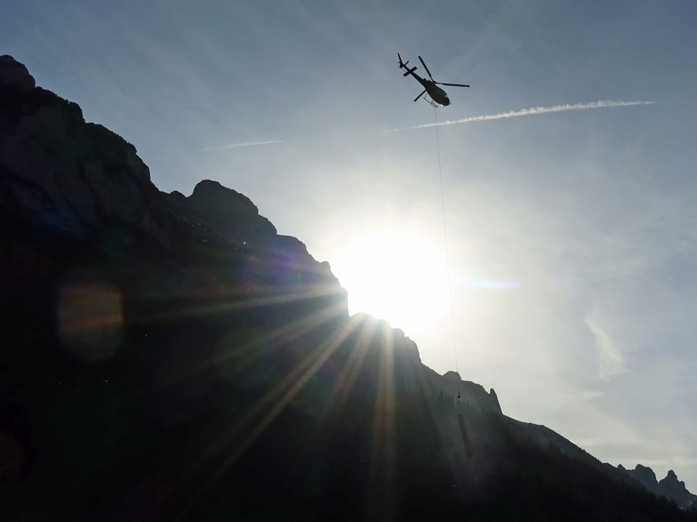 Hubschrauber im Gegenlicht