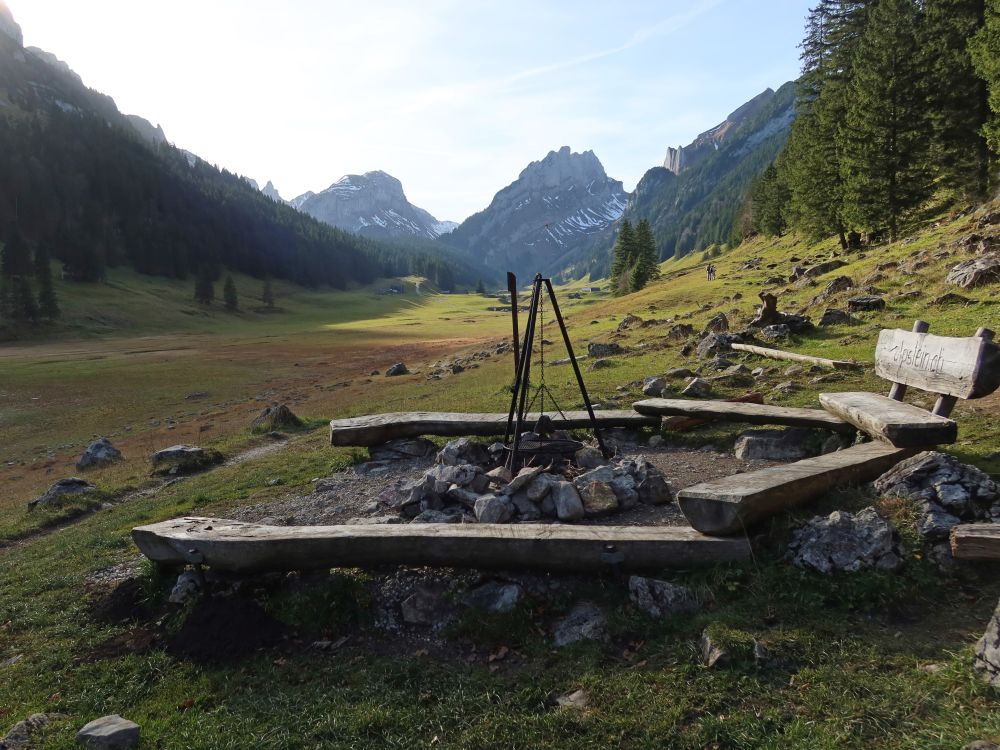 Feuerstelle mit Roslenfirst und Hundstein