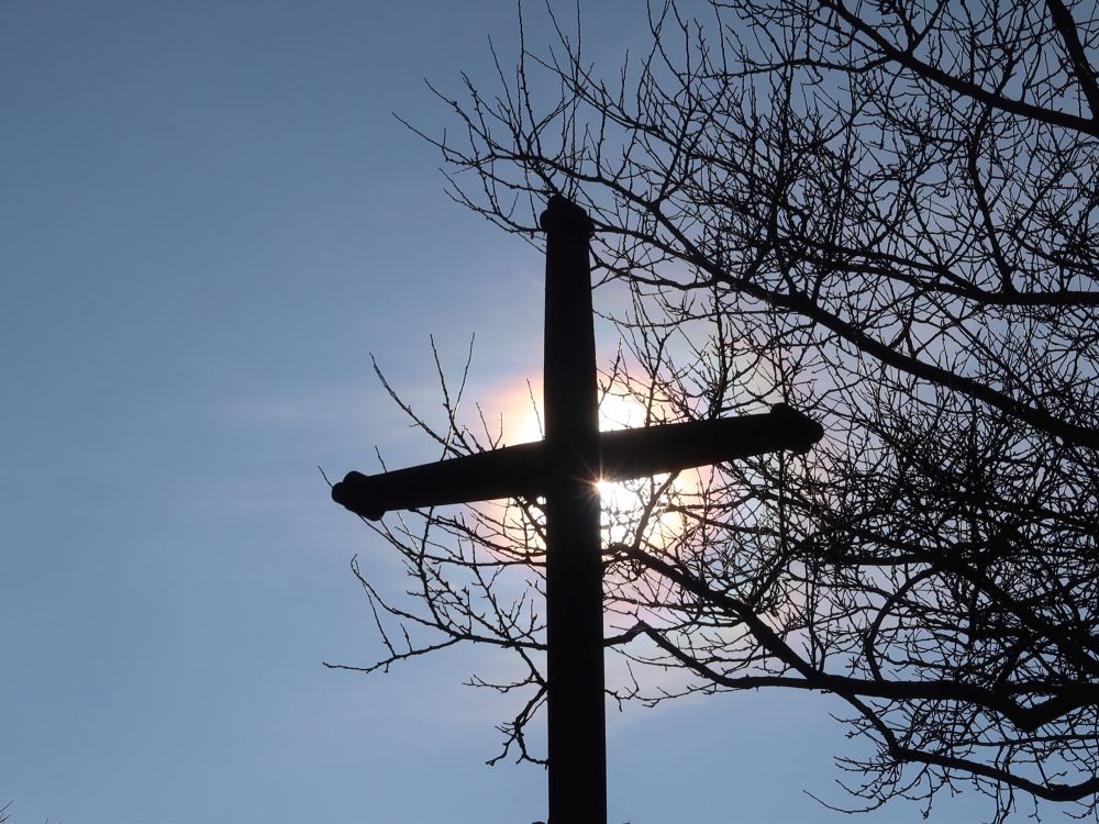 Kreuz im Gegenlicht