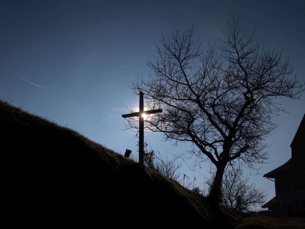 Kreuz im Gegenlicht