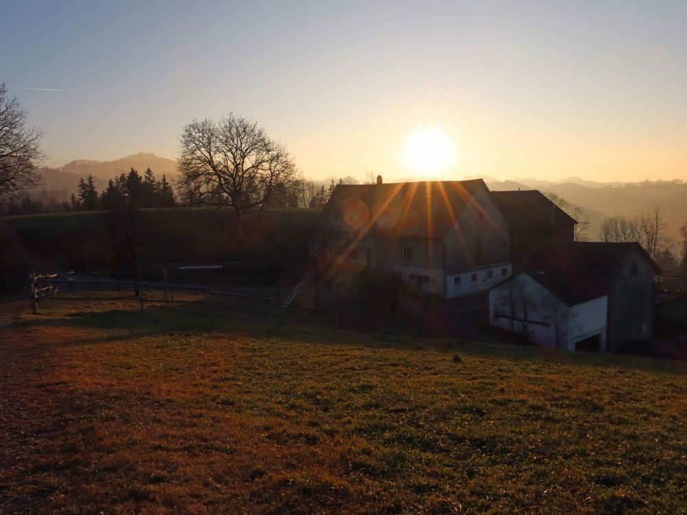 Bauernhof Ottenegg im Gegenlicht