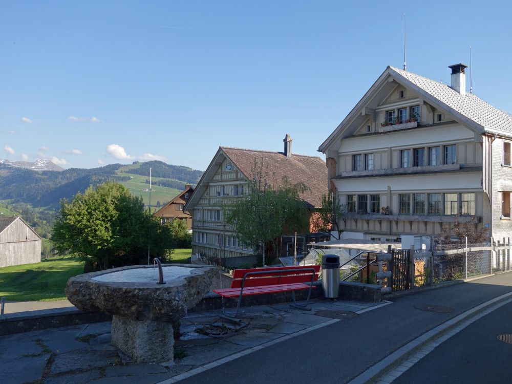 Brunnen mit Sitzbank