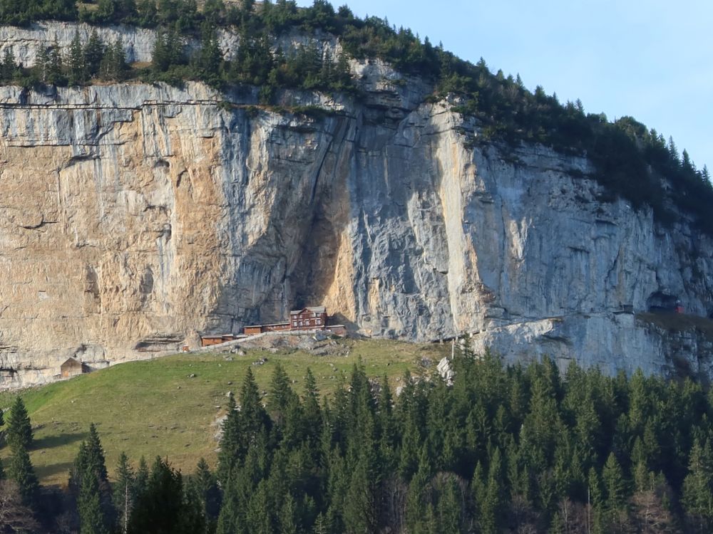 Äscher unter der Felswand