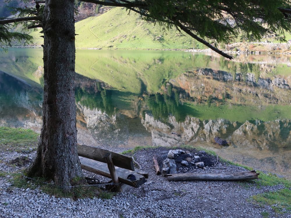 Sitzbank mit Feuerstelle