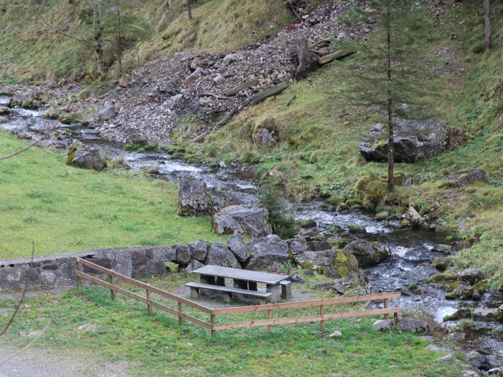 Tisch und Bank am Schwendebach