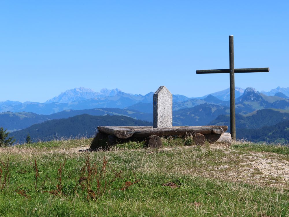 Grenzstein Zug - Schwyz und Gipfelkreuz