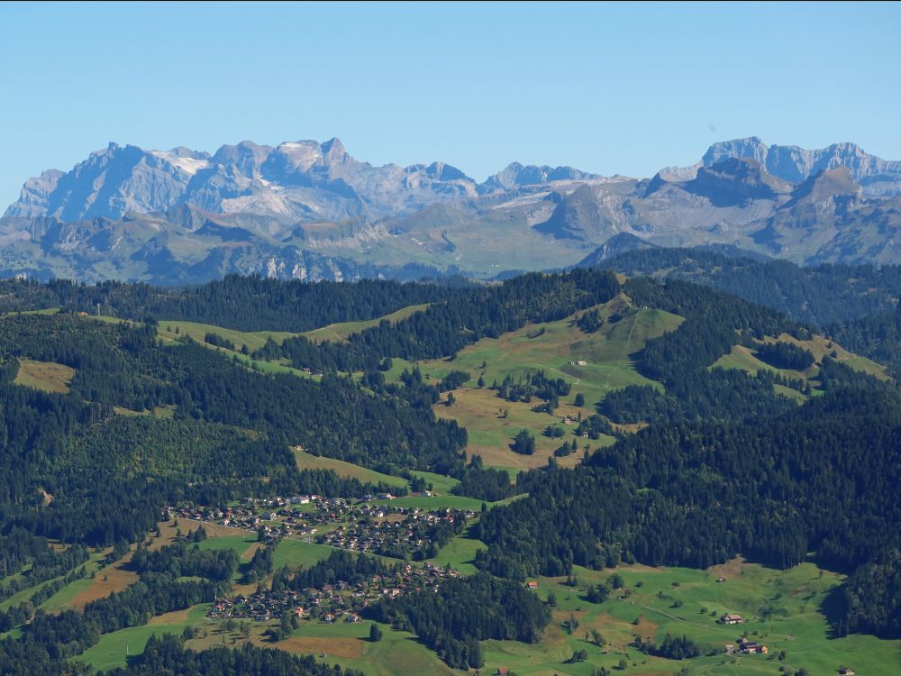 Mostelberg (unten) und Glarner Alpen