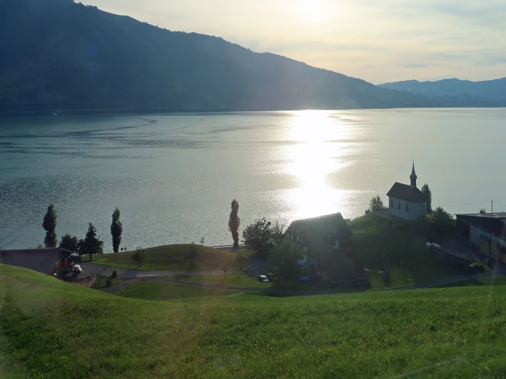 Kapelle am Zugersee vom Zug aus