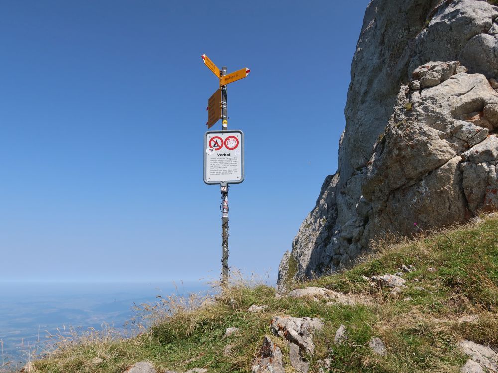 Wanderwegweiser und Verbotstafel