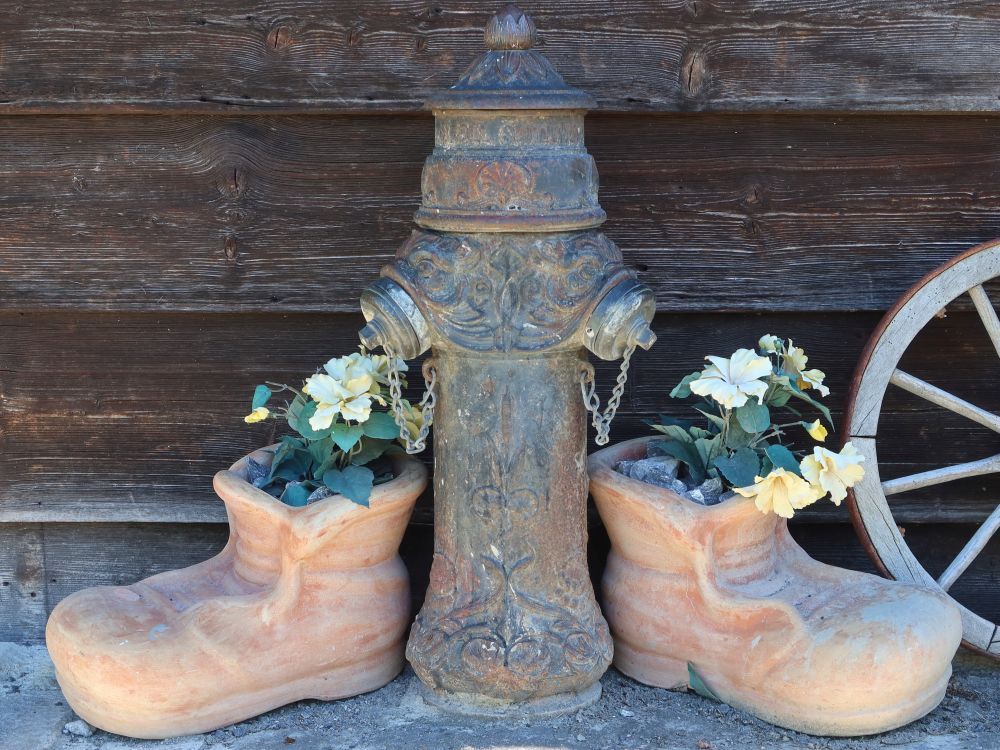 Hydrant und Tonstiefel