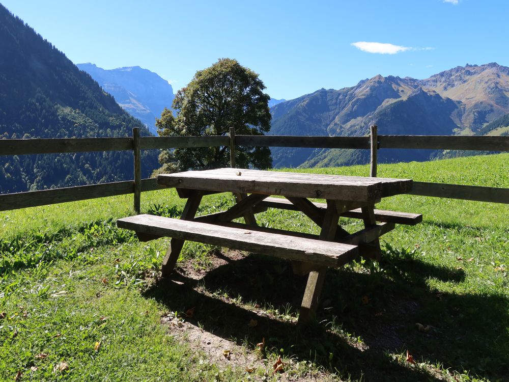 Sitzbank mit Tisch