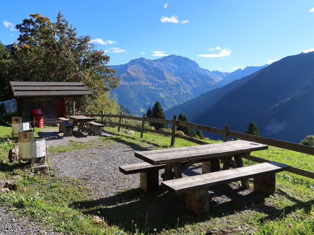 Grillplatz mit Blick zu Gletscherhoren und Glarner Vorab