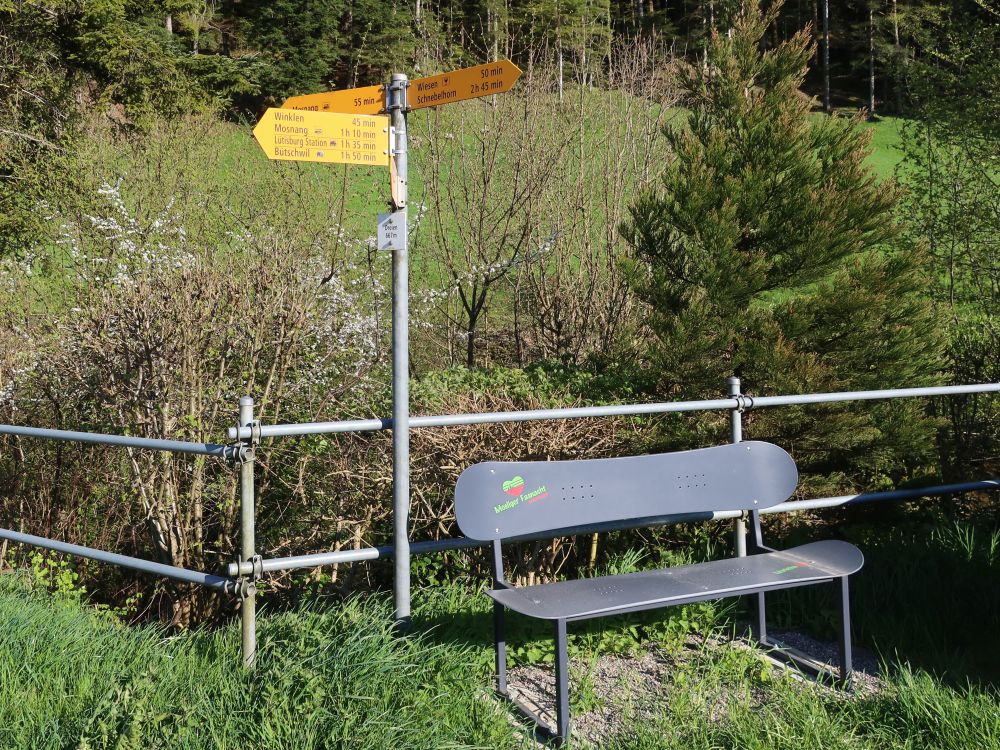 Wanderwegweiser und Sitzbank