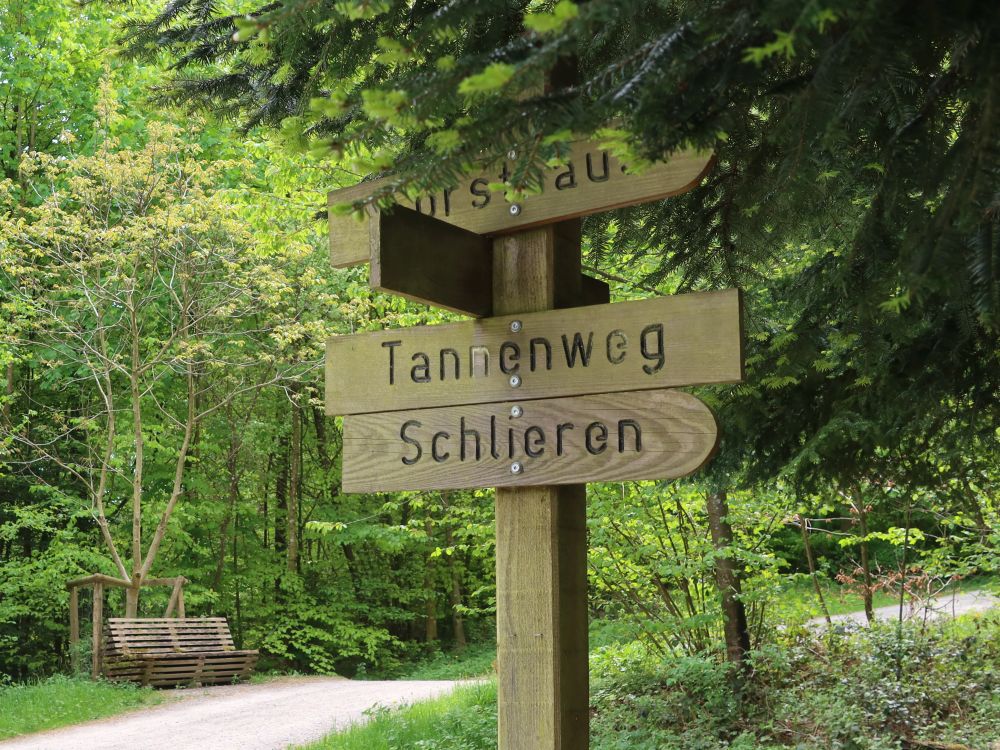 Sitzbank und Wegweiser