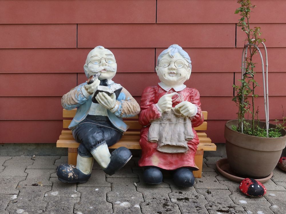 Figuren auf Sitzbank
