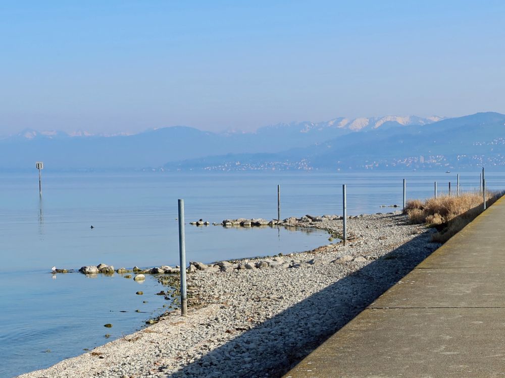 Niedrigwasser an der Hafenmauer