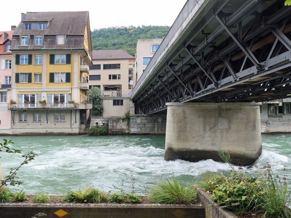 wilde Limmat am Brückenpfeiler