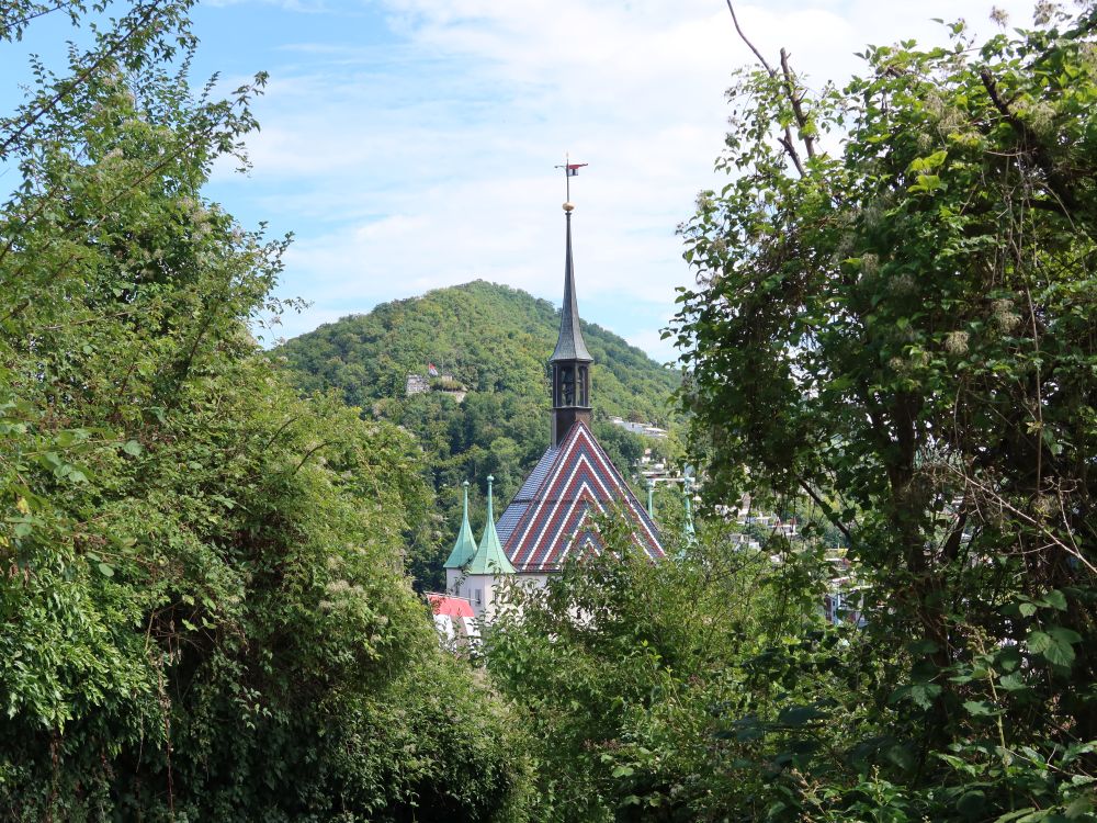 Spitze des Stadtturms und Schloss Schartenfeld