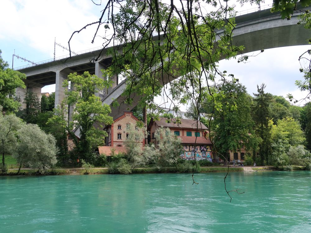 Gebäude unter dem Lorraineviadukt