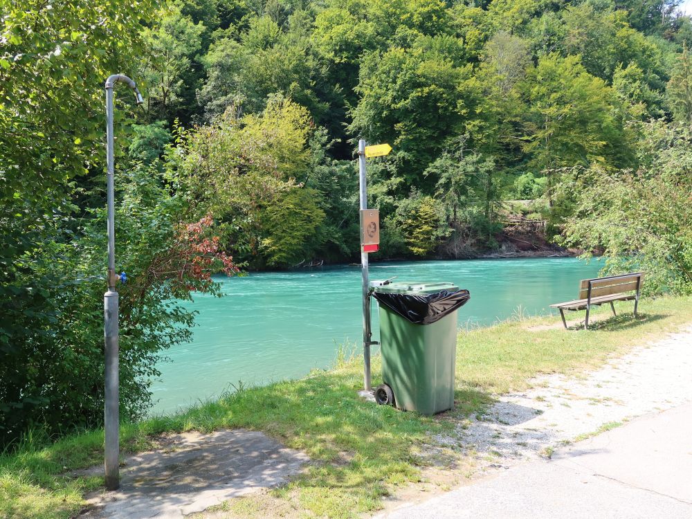 Dusche und Sitzbank an der Aare