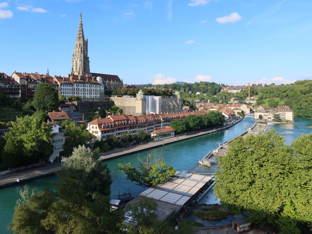 Münsterturm und Aarestrasse an der Aare