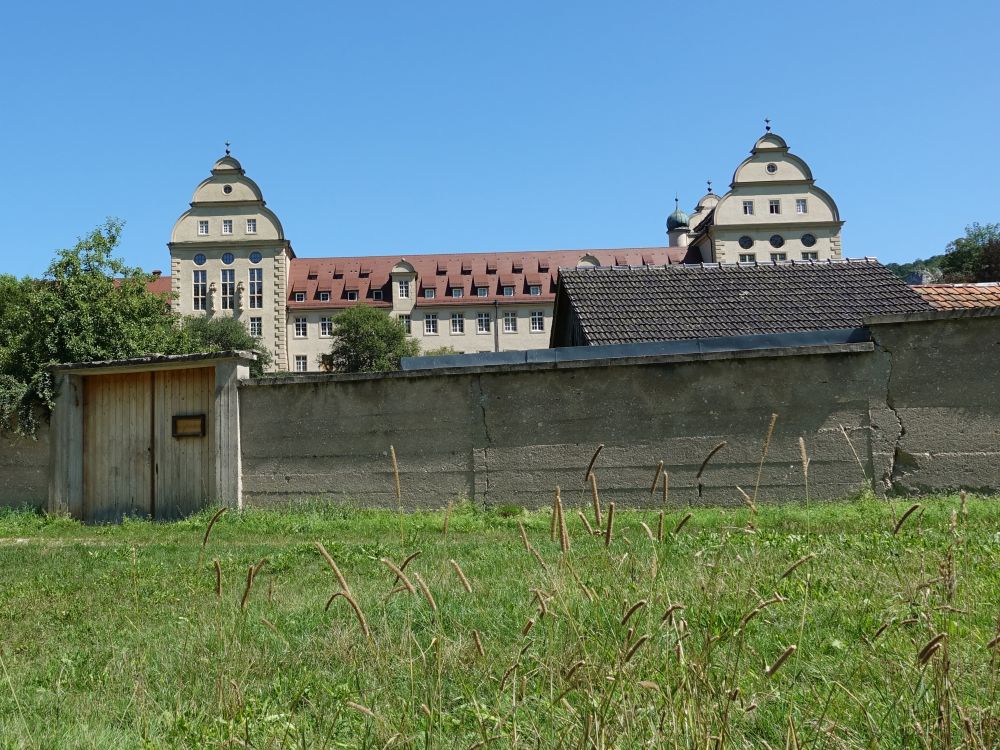 Kloster hinter Mauern