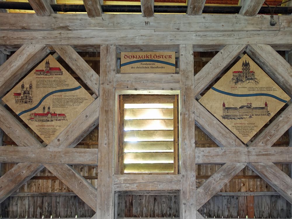Wandtafeln in der Holzbrücke