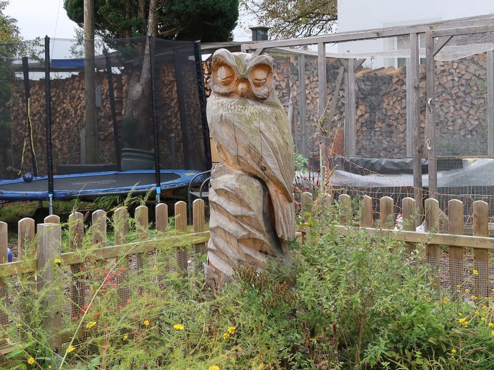 geschnitzte Holzeule