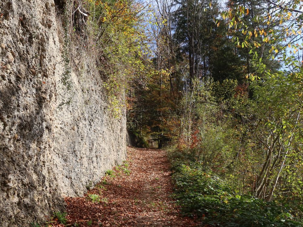 Weg entlang der Felswand