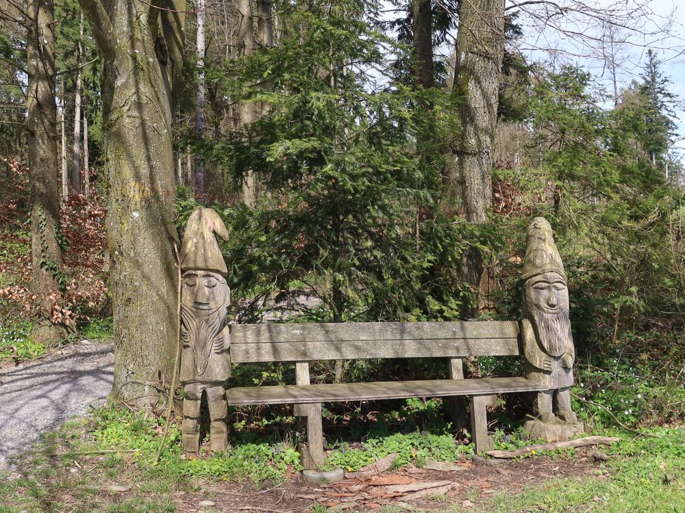Sitzbank mit Holzfiguren