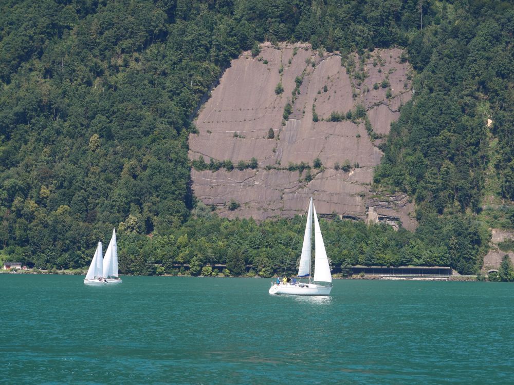 Segelboote vor Felswand