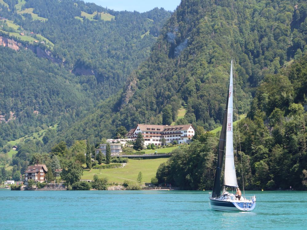 Segelboot vor Hotel FloraAlpina