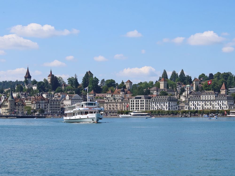 Passagierschiff vor Luzern