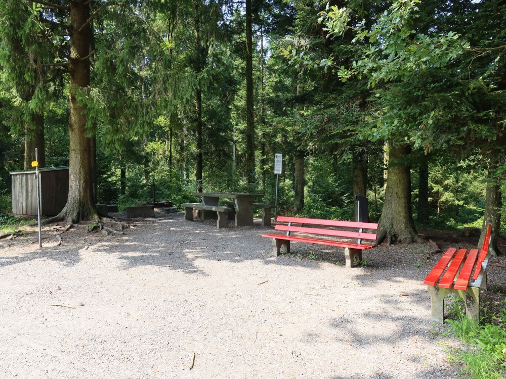 Feuerstelle mit Sitzbänken