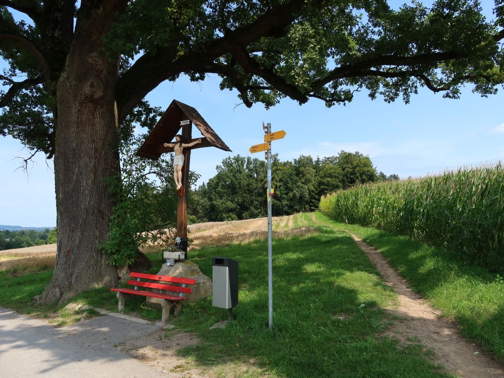 Wegkreuz mit Sitzbank