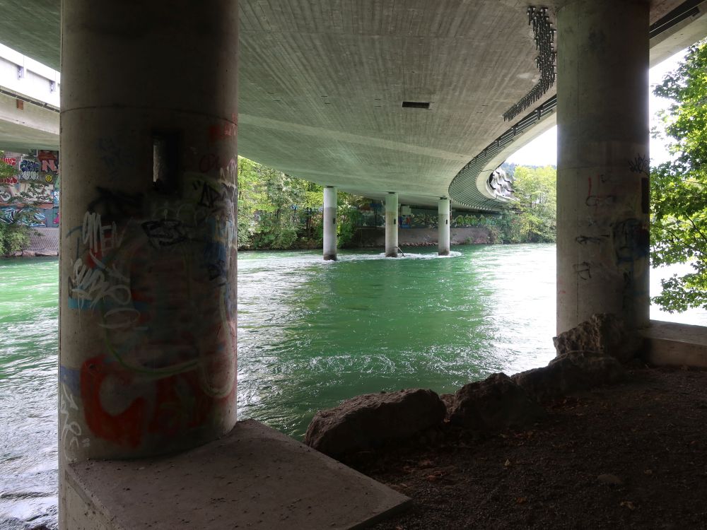 Reuss unter der Autobahnbrücke