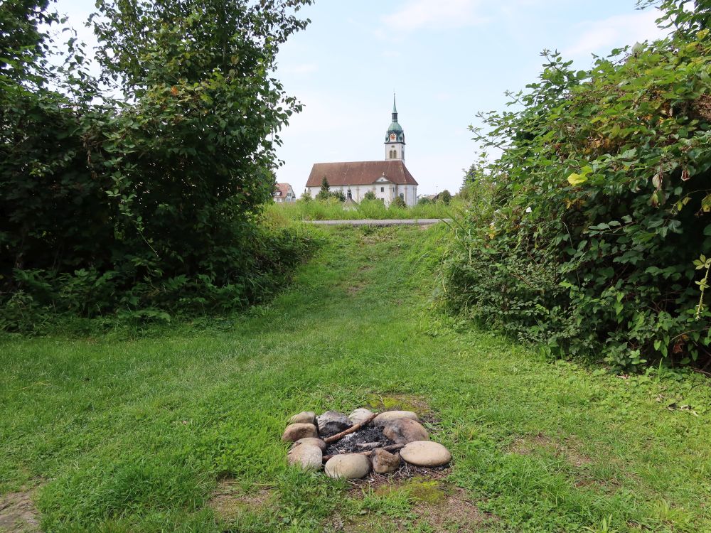 Feuerstelle unf Kirche Emmen