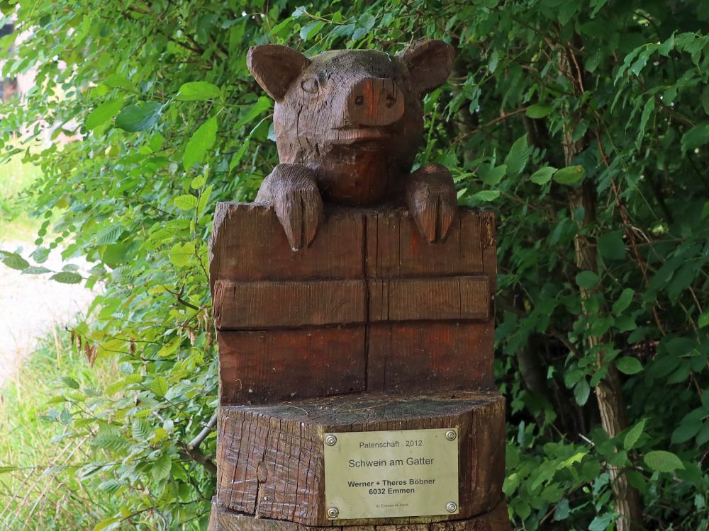 Skulptur Schwein am Gatter