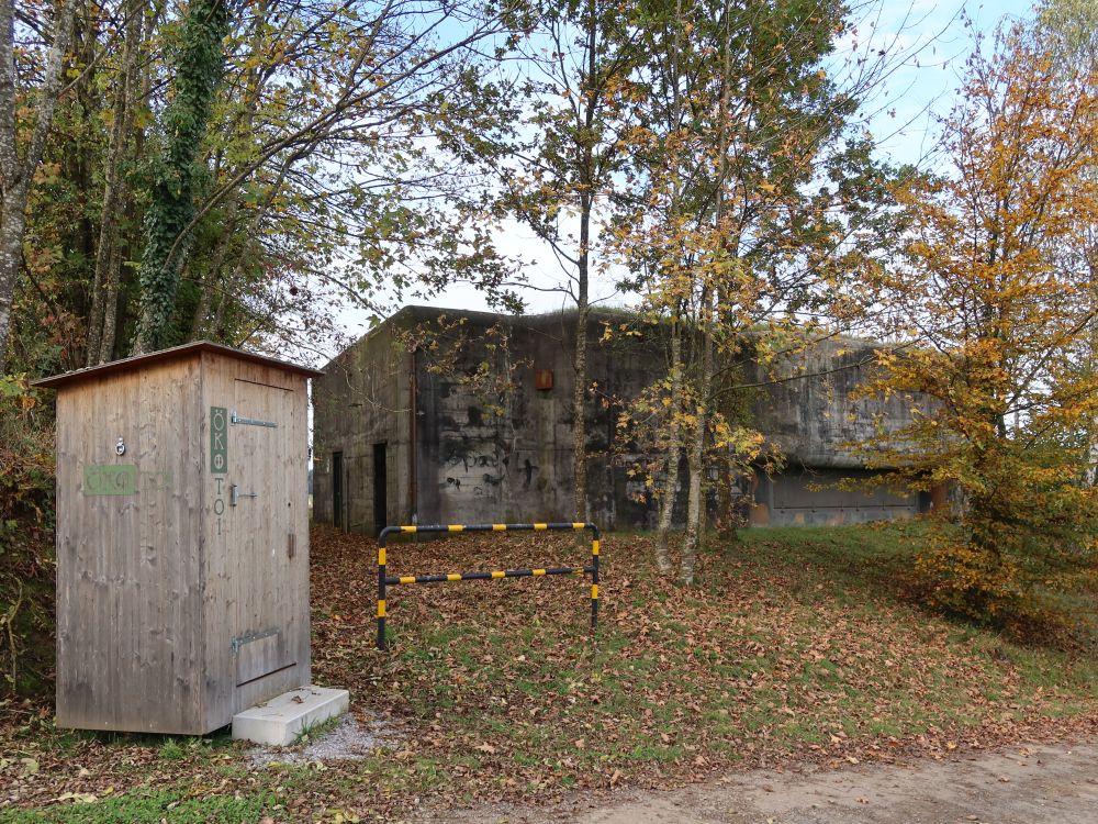 Bunker mit Klohäuschen