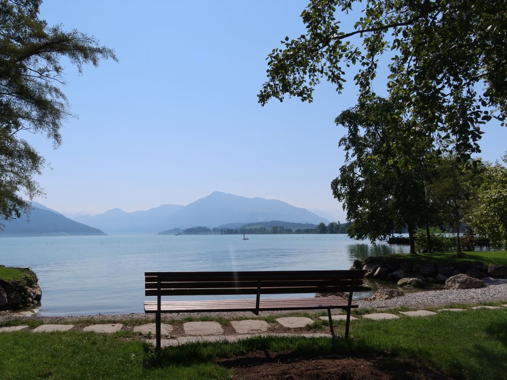 Sitzbank am Zugersee und Rigi Kulm