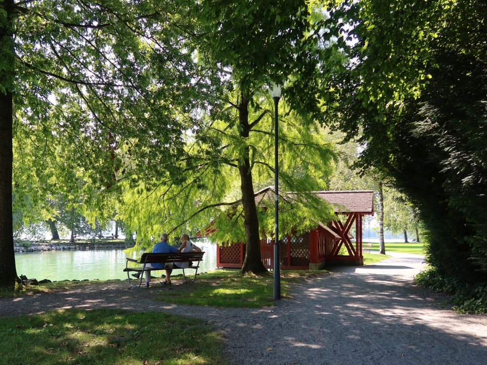 Sitzbank und Bootshaus im Park Villette